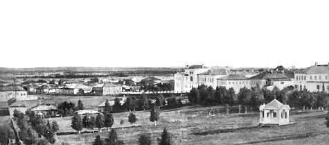 Городской парк в Усть-Сысольске в начале 20 века. За садами виднеется белое здание Духовного училища