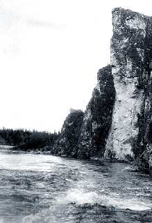 20-метровая скала Каюкныр на реке Кожим