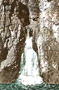 Водопад в Верхних Воротах реки Щугор. Вуктыльский район
