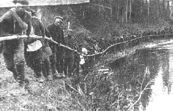 Первопроходцы Ухты (Управление северных лагерей особого назначения ОГПУ). Прокладка кабеля в Усть-Ухту,  1929 год. (почти все они будут расстреляны в марте 1938) 
