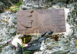 Перевал Дятлова. Обелиск «Их было девять» - Под этим перевалом вьюжной ночью 2.02.1959 г. погибли туристы УПИ