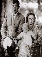 Семейный портрет у своего дома в Винчестере,  США, май 1934. Питирим и Елена Петровна, младший сын Сергей на коленях у матери, старший Петр одет в костюм моряка.