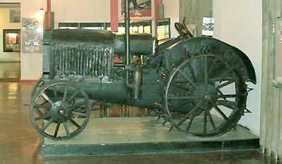 Один из сохранившихся тракторов СТЗ 15/30 Визингской МТС в Национальном музее Республики Коми