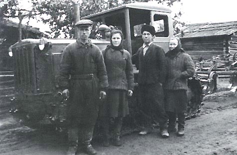 Трактористы села Ыб, 1950 год. Трактор ДТ-54