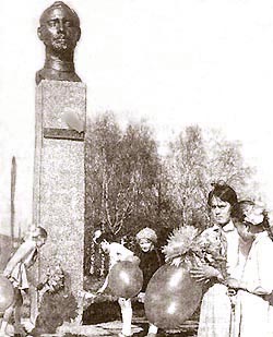 Памятник Ивану Куратову в селе Куратово, 1979 год