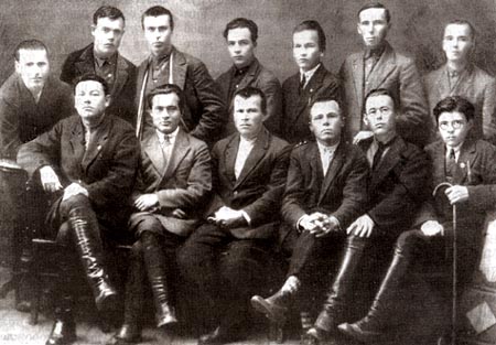 Группа коми писателей, 1930 год. Виктор Савин Нёбдинса Виттор — третий слева в первом ряду