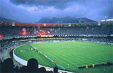 Маракана. Стадион имеет форму овала. Козырёк крыши укреплен на консолях, а поле отделено от трибун рвом с водой