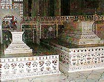 Внутри мавзолея расположены две гробницы — Шах-Джахана и его жены Мумтаз-Махал