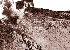 1933 .     . Japanese forces charging toward the wall defense, in the Defense of the Great Wall